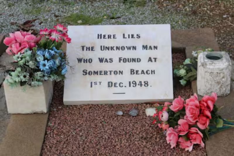 Este día inicia uno de los casos policiales más famosos del último siglo. En la tumba se lee "Aquí yace un hombre desconocido que fue encontrado en la playa Somerton".