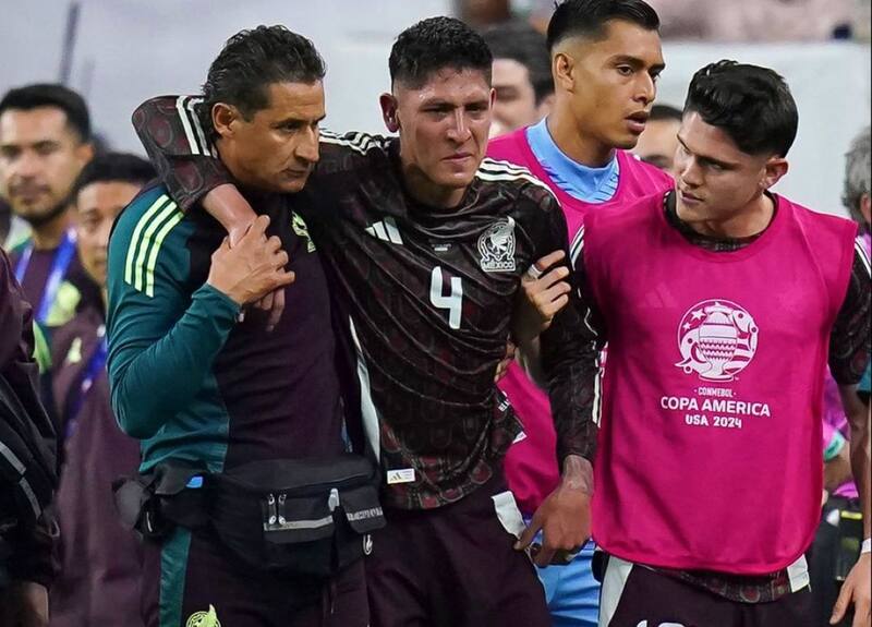 El volante mexicano del West Ham United Edson Álavarez salió lesionado frente a Jamaica.