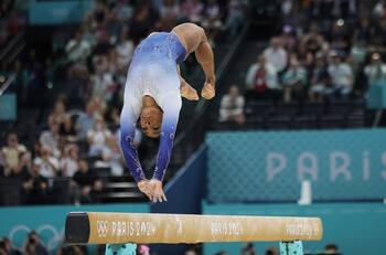 VIDEO | Así fue la caída de Simone Biles que la dejó sin medallas en la barra de equilibrio