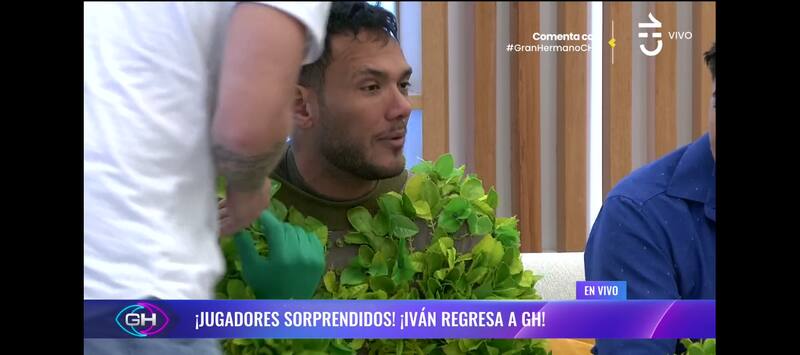 Iván decidió aparecer disfrazado de planta para llevar alegría a su retorno.