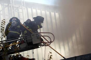 Incendio en bodega Kayser: Familias de dos de las cinco víctimas podrán exhumar los cuerpos
