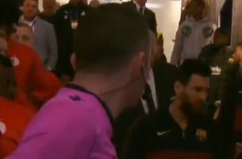 ¿Nervioso? La particular reacción del árbitro al ver a Lionel Messi en el túnel