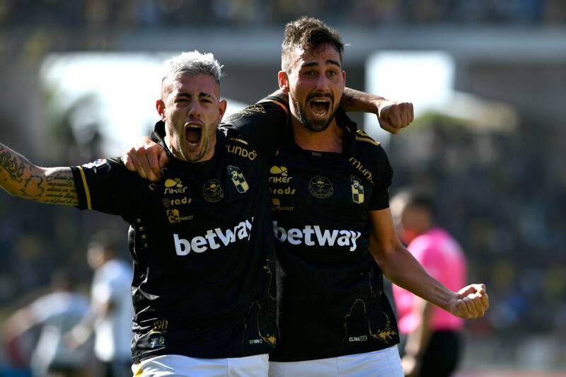 El zaguero Salvador Sánchez (derecha) festeja un gol junto a Rodrigo Holgado, en la campaña 2023 de los Piratas. Foto: Agencia Aton.