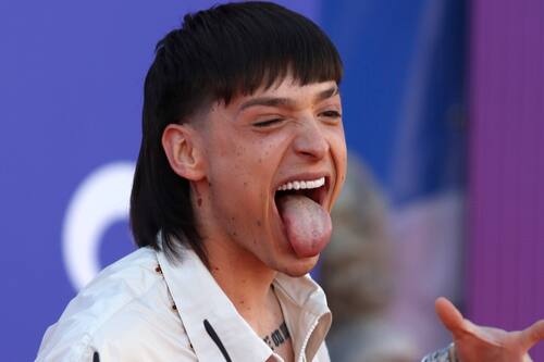 Parece un hombre distinto: Peso Pluma sorprende con su nuevo look