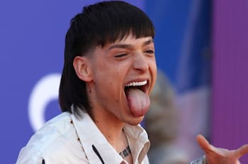 Parece un hombre distinto: Peso Pluma sorprende con su nuevo look