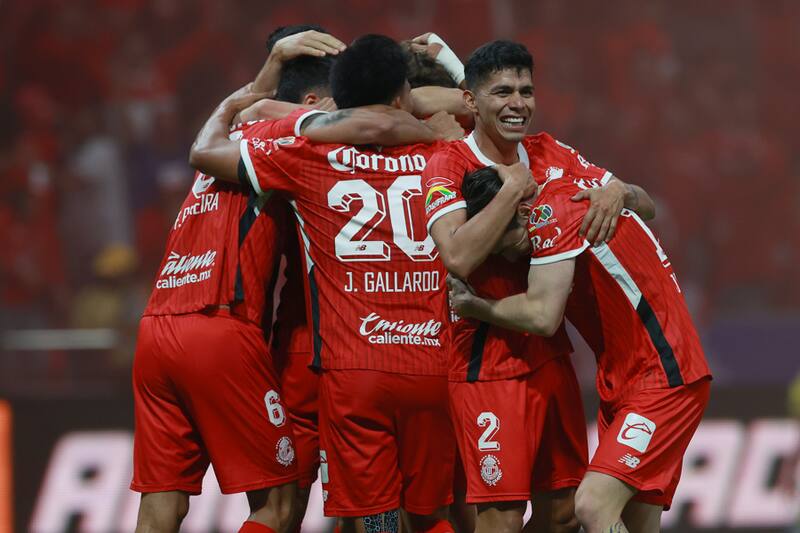 Jugadores de Toluca celebran este domingo, tras obtener el campeonato en un partido de la final del Torneo Clausura 2025 de la Liga MX entre Toluca y América. Foto: EFE.