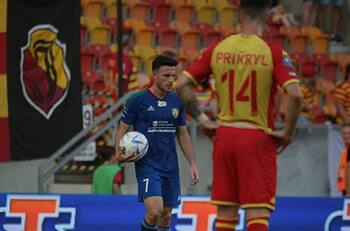 Igual que la U: Ángelo Henríquez vive una pesadilla en Polonia y también puede ir al descenso