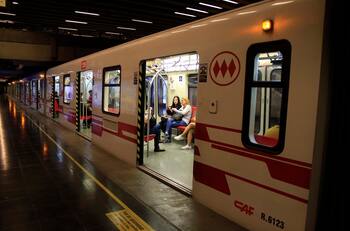 Entrada de estación de metro Baquedano amaneció con un parque improvisado