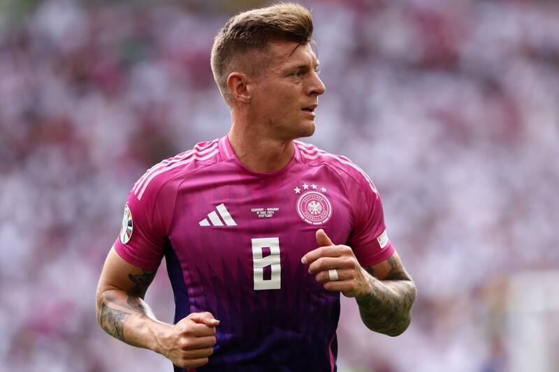 y su insólita camiseta color rosada para disputar la Eurocopa. Foto: EFE.