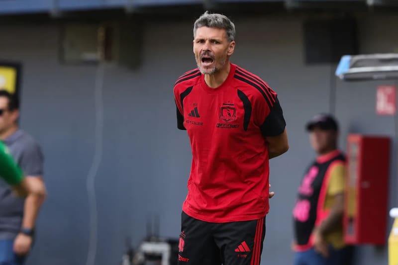 El Tano dirigiendo a Colo Colo ante Audax. Foto: Agencia ATON.