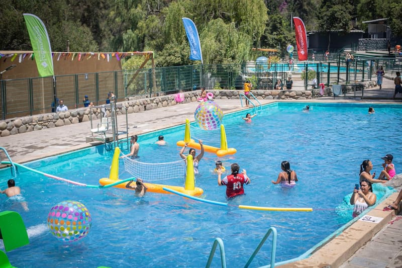 Rodeadada de naturaleza, este balneario es la mejor opción para capear el calor.
Foto: @Facebook Lo Barnechea.