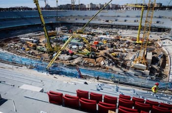 VIDEO | Se agarraron a palos: obreros de la remodelación del Camp Nou protagonizan batalla campal