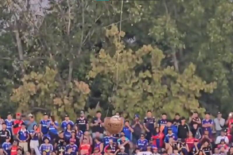 encontró una particular forma de mostrar la pelota del compromiso contra la U.