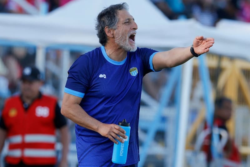 El entrenador chileno está muy cerca de firmar en Ñublense de Chillán.