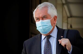 Ministro Enrique Paris se refirió a eventual cambio de fecha para las elecciones de abril