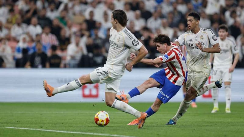 El partido que paraliza a la capital española se juega hoy por la fecha 29 de LaLiga. Foto: Agencia EFE.