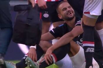 El fuerte codazo que dejó a un jugador sin varios dientes en Holanda