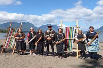 Récord Mundial: Mujeres mapuches tejen telar de un kilómetro de largo y 50 centímetros de ancho