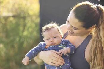 Natalia Duco comparte su emoción por su primer Día de la Madre con tierna sesión de fotos con su hijo: “Es todo un galán”