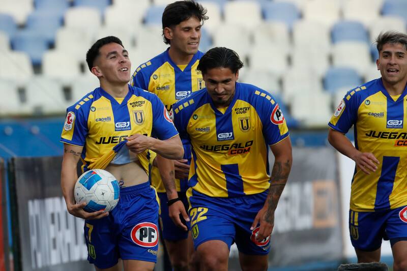 El Campanil derrotó al Pije y peleará por el ascenso en la última fecha.