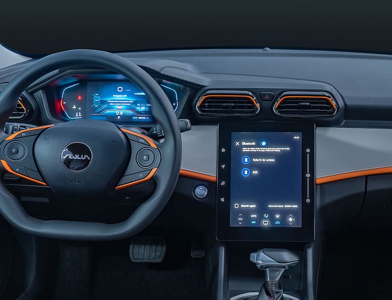 La animadora se luce con un Dongfeng.