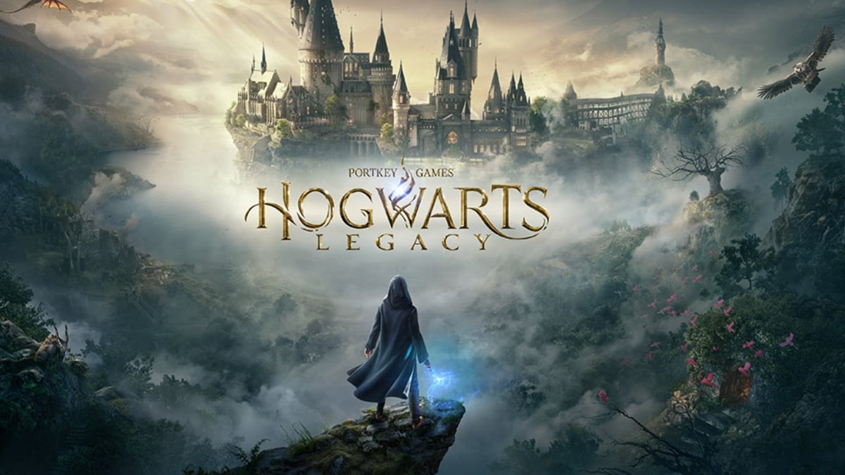 Castillo de Hogwarts junto al logo del juego Hogwarts Legacy y el protagonista mirándolo desde lejos con una túnica puesta.