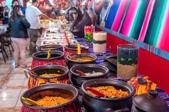 El buffet de comida peruana que ha conquistado Santiago y en el que puedes comer todo lo que quieras sin límite de tiempo