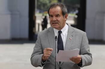 Las reacciones que generó el anuncio de Andrés Allamand para restringir la vacunación a inmigrantes