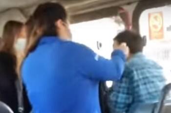 VIDEO: rocían con alcohol gel a joven que no quería ocupar mascarilla en micro de Viña del Mar