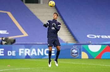 Manchester United buscará vestir de rojo a Raphael Varane el próximo verano