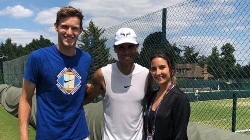 Nicolás Jarry junto a Rafael Nadal y Laura Urruticochea.