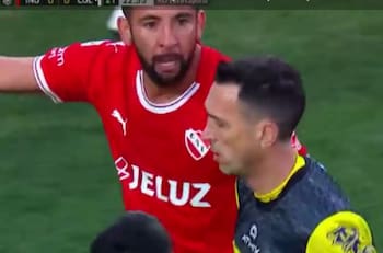 VIDEO | Mauricio Isla cometió un penal en su segundo partido con Independiente