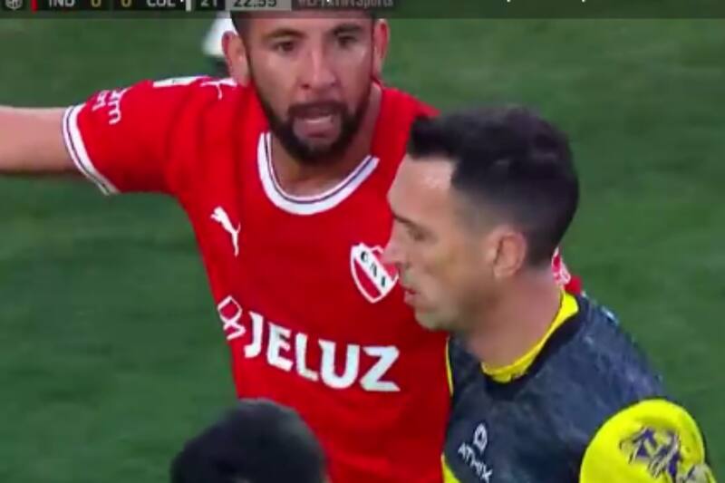 El lateral chileno cometió un penal en su segundo partido con Independiente de Avellaneda. (Foto: Captura)