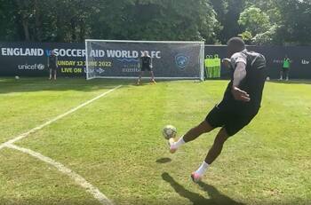 VIDEO | ¡Un misil! Usain Bolt sigue afinando la puntería y sorprende con golazo