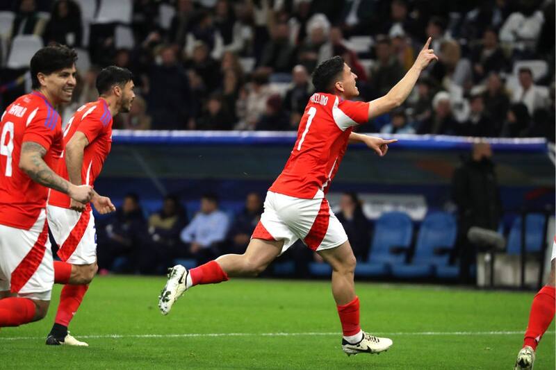 celebra un gol con la Selección Chilena. Foto: Agencia Aton.
