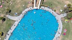 Este recinto alberga una granja de animales y piscinas ideales para capear el calor del verano junto a toda la familia