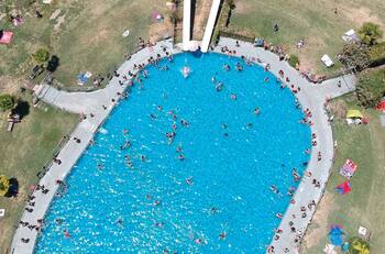 Este recinto alberga una granja de animales y piscinas ideales para capear el calor del verano junto a toda la familia