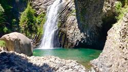 Un tesoro escondido a tres horas de Santiago: Esta es la gran cascada de agua esmeralda ideal para disfrutar en los días de calor