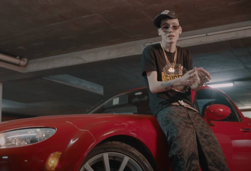 Marcianeke grabando su videoclip en el "Edificio Maldito"