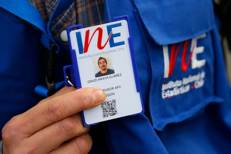 busca encuestadores, analistas y más.