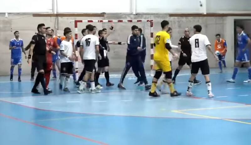 El momento en el que Álvaro Rosas, DT de la U, es expulsado.