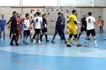 Arriesga severo castigo: DT de la U se defiende por polémica expulsión tras empujón a árbitro