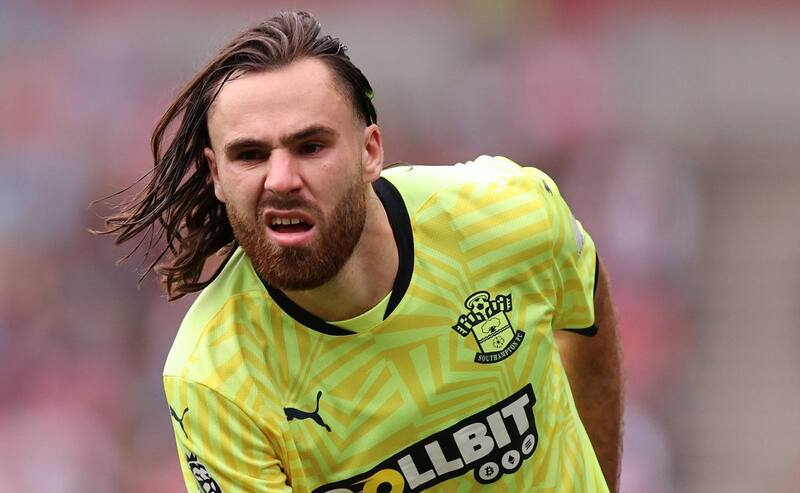 con la camiseta del Southampton.