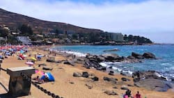 Esta playa clásica del litoral central a solo 2 horas de Santiago, es apta para el baño y tiene múltiples panoramas