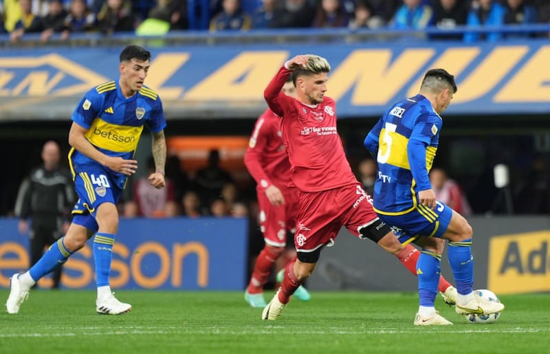 Gary Medel jugó todo el partido en el empate de Boca Juniors 1-1 ante Barracas Central. (Foto: @BarracasCentral)
