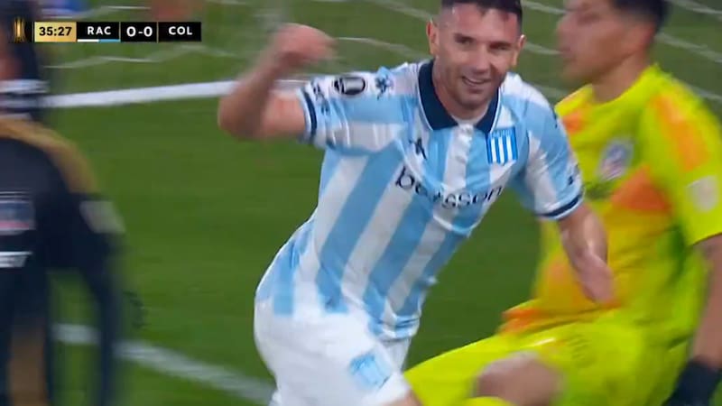 Vidal pasó de largo: así relataron en Argentina la apertura de la cuenta de Racing ante Colo Colo