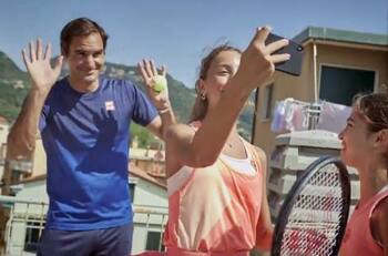 VIDEO: El más grande: Federer sorprende a niñas italianas que jugaban tenis de una terraza a otra