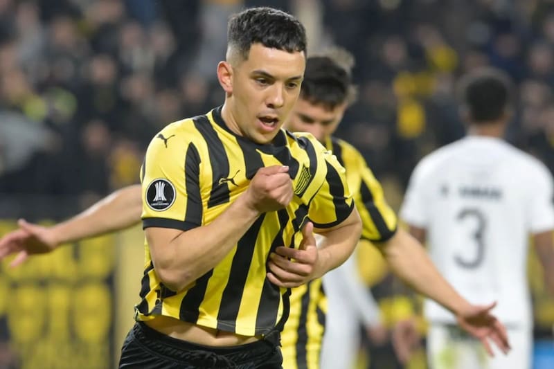 seguirá en Peñarol, tras histórico traspaso desde el Toluca. Foto: El País.