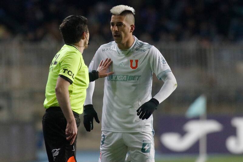 Leandro Fernández no podrá jugar ante Cobreloa luego de recibir su quinta tarjeta amarilla. Foto: Aton