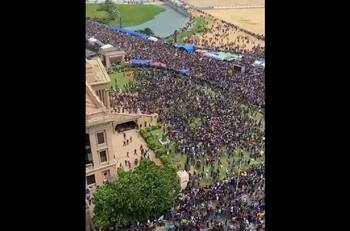 VIDEO | Miles de manifestantes irrumpen en residencia del presidente de Sri Lanka: Mandatario huyó y anunció su renuncia